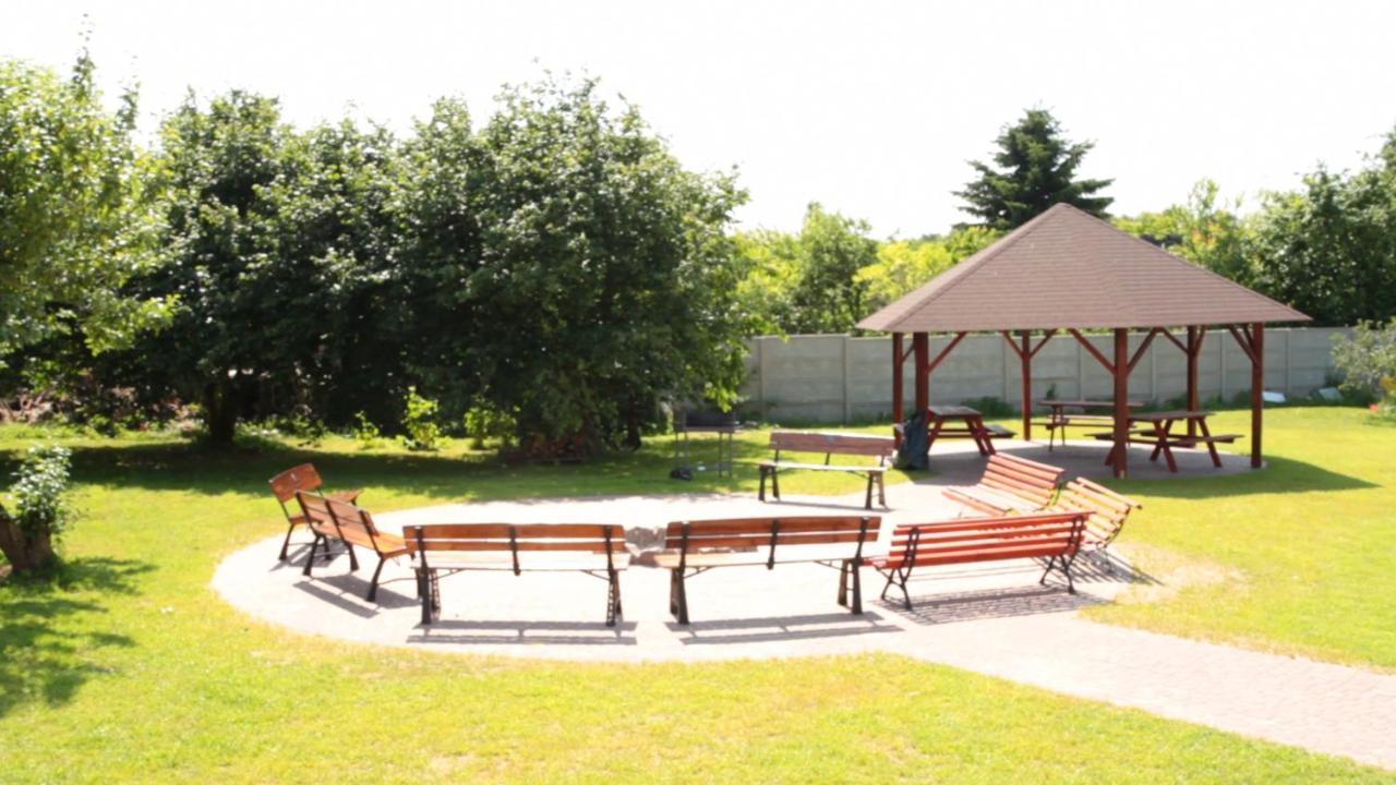 Osrodek Wczasowo-Kolonijny Bazylak Rewal Bed & Breakfast Bagian luar foto